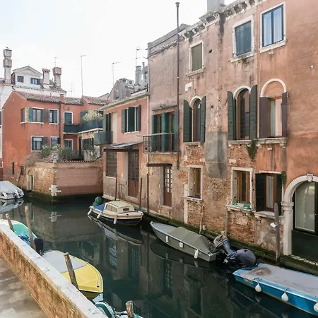 Little Canal Apartment *
